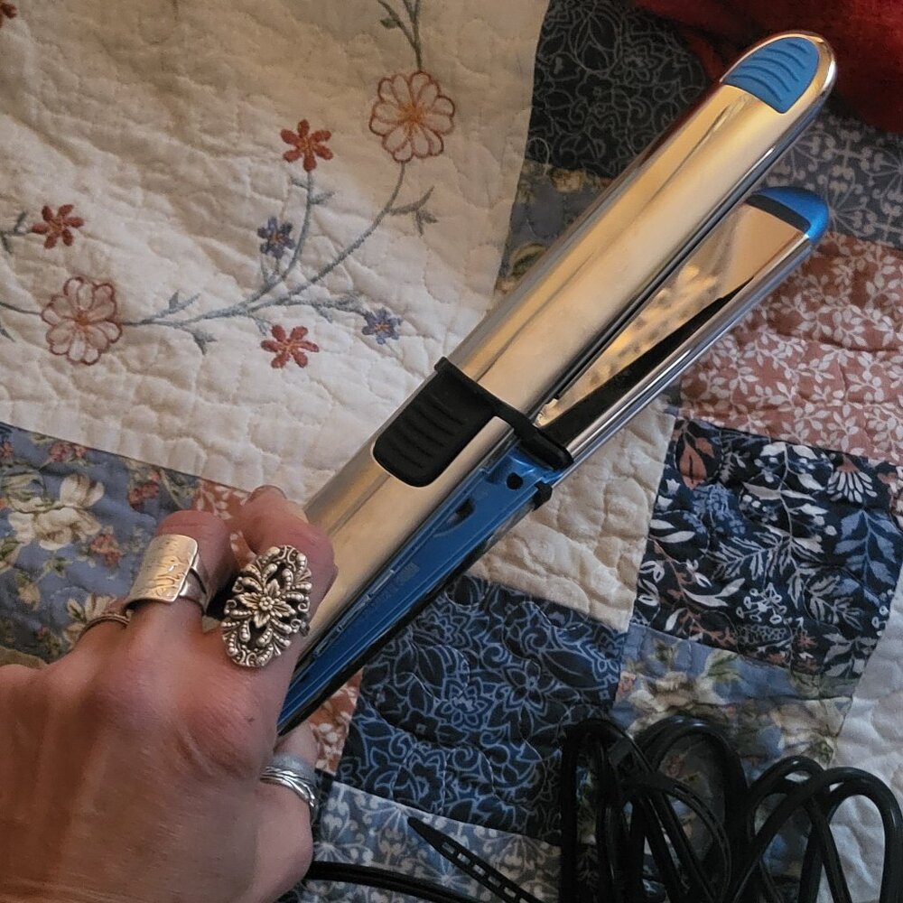 BaByliss PRO Prima 3000 Hair Iron.